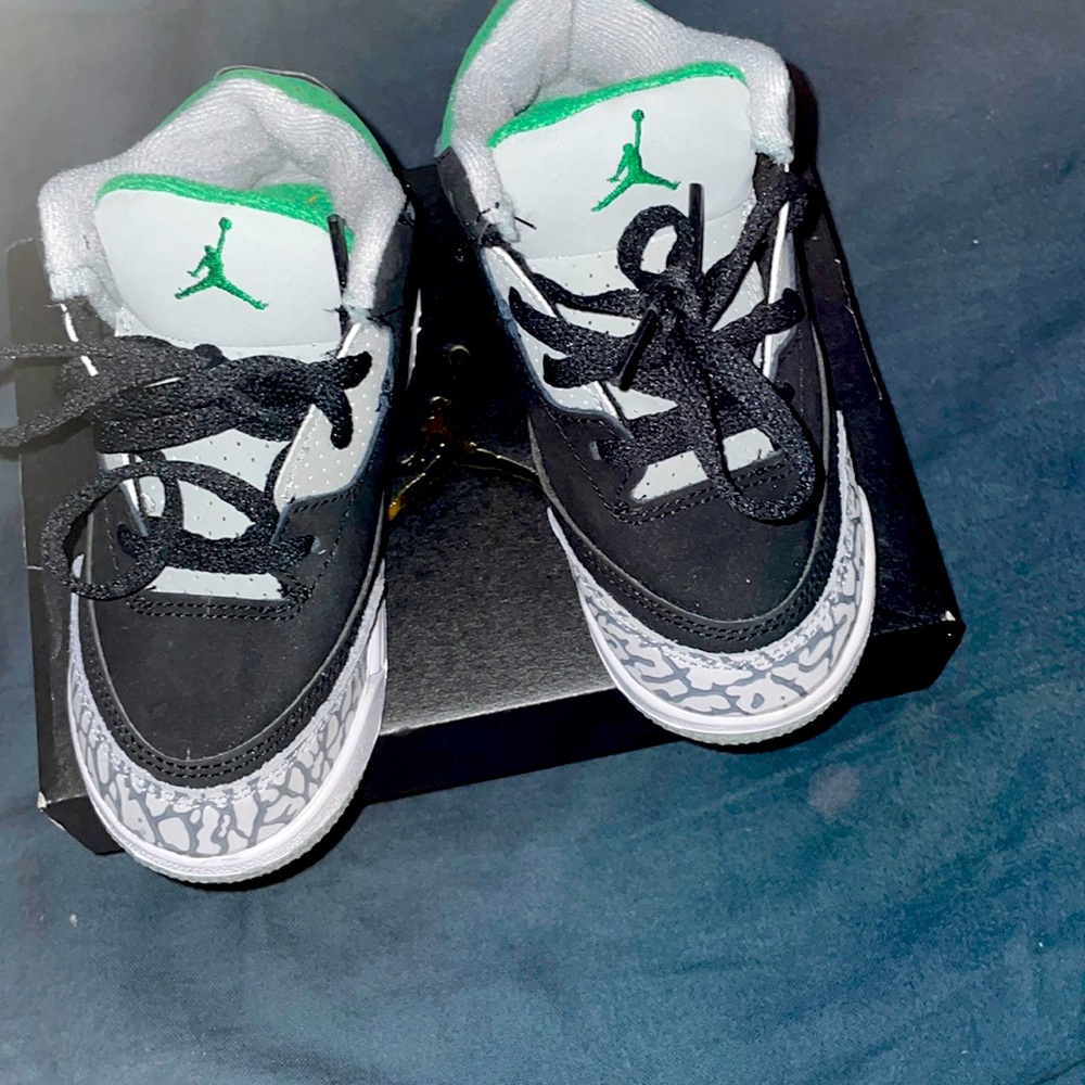White black and green toddler Jordan’s size 9c on good condition